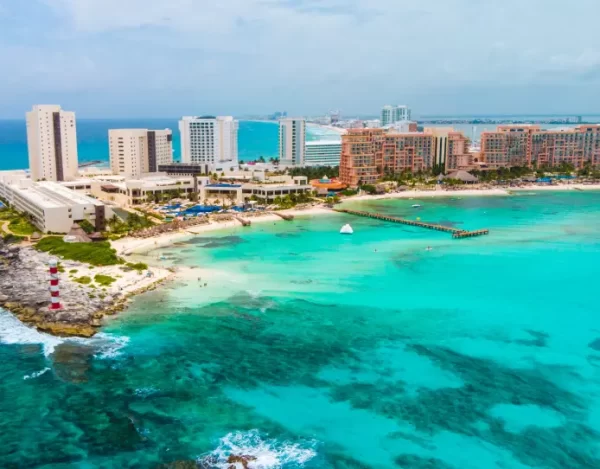 vista de los hoteles en Cancún, donde vas a poder hospedarte con vista al mar.