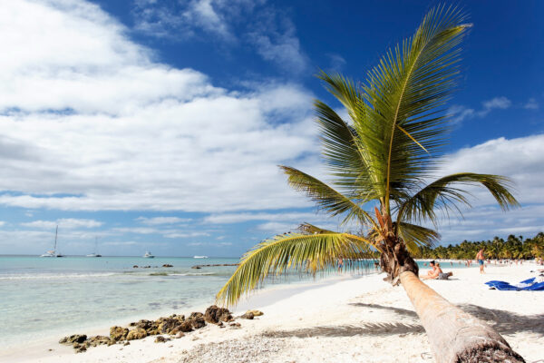 disfruta de una agradables vacaciones en la playa de punta cana.