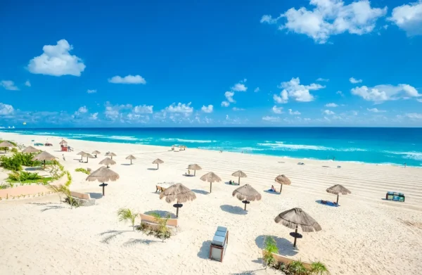 vista aérea de una de las playas en cancún.