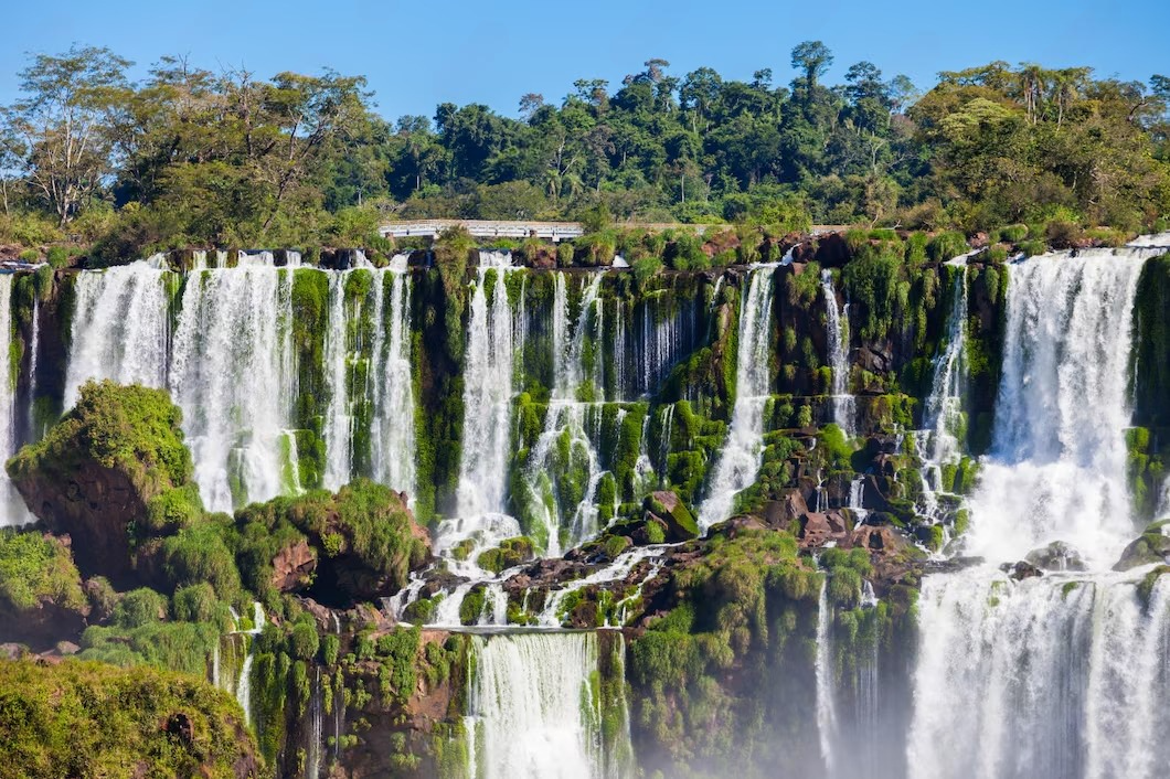 disfruta de tus vacaciones en iguazu, donde vas a poder explorar lugares increíbles.